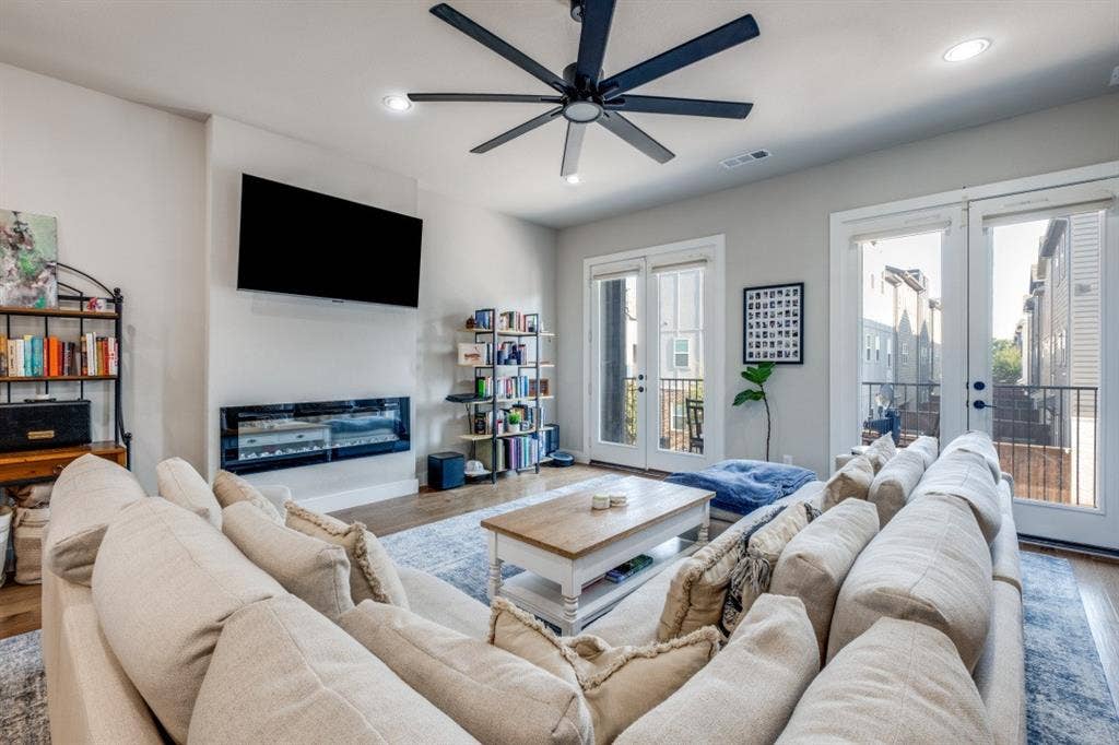 1450 Elevado Drive, Dallas, TX 75212 1450 Elevado Drive, Dallas, TX 75212