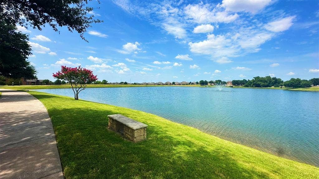 414 Dartmoor Drive, Celina, TX 75009 The 10-acre scenic community lake located in Carter Ranch at 414 Dartmoor Dr in Celina, Texas. This resident-only amenity features a dedicated catch-and-release fishing pier, surrounding greenbelt views, and paved walking trails throughout the neighborhood.