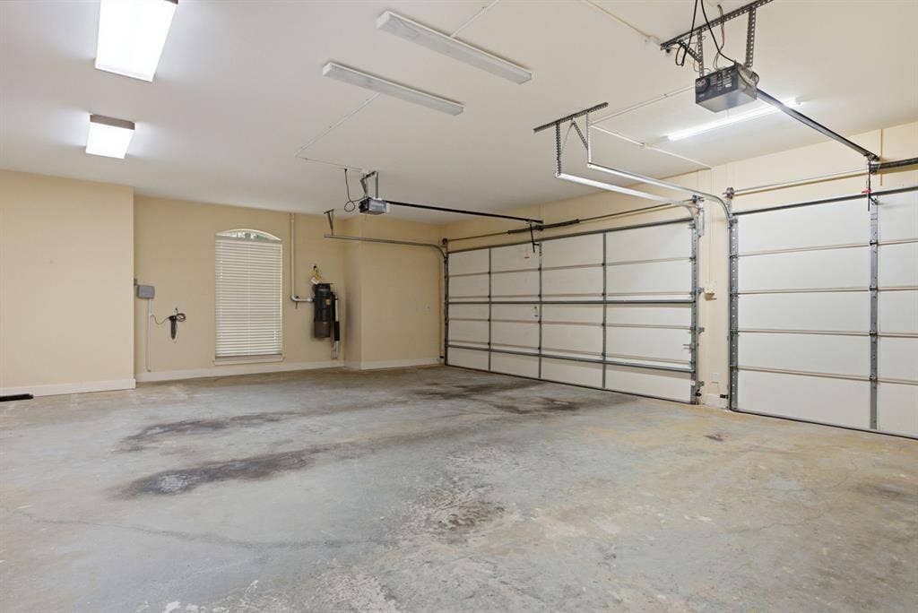2030 Equestrian Lane, Tyler, TX 75703 3 Car- side entry