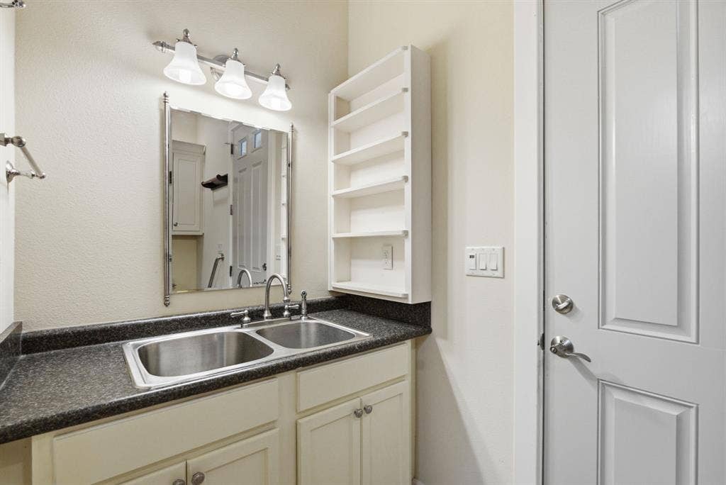 2030 Equestrian Lane, Tyler, TX 75703 Half bath