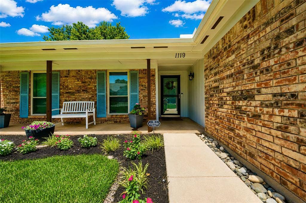 1119 Normandy Drive, Grapevine, TX 76051 Welcoming front porch
