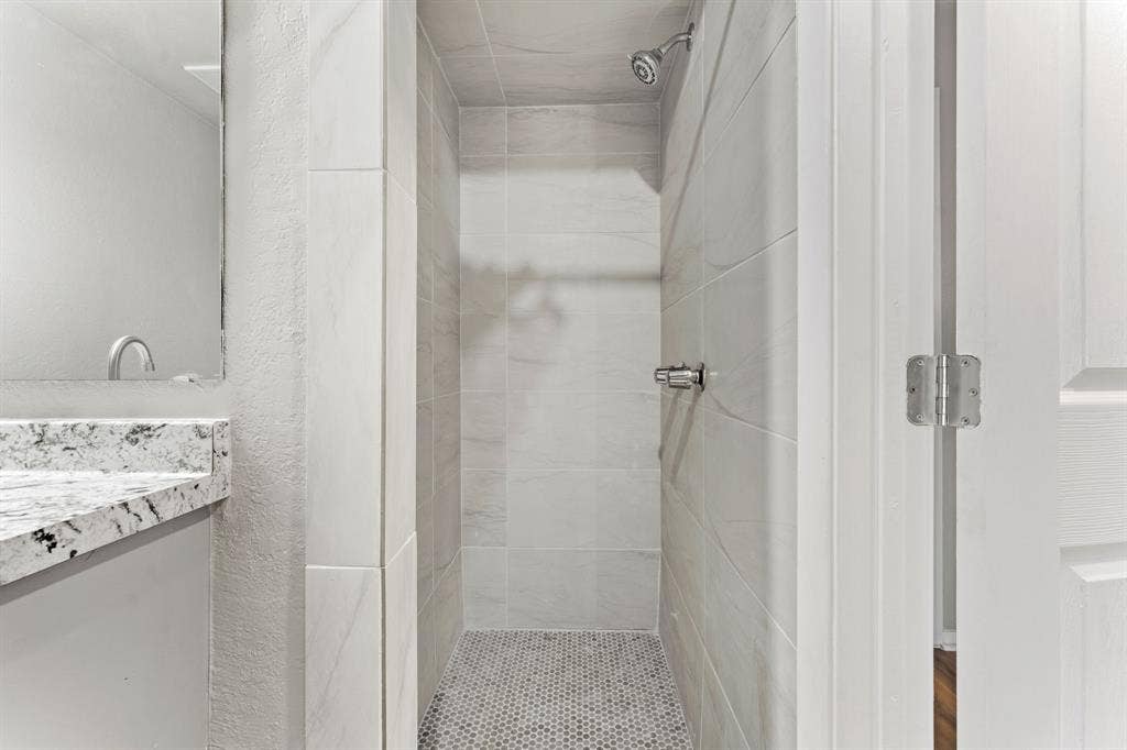 2512 Windy Pine Lane, Arlington, TX 76015 Hall Shower