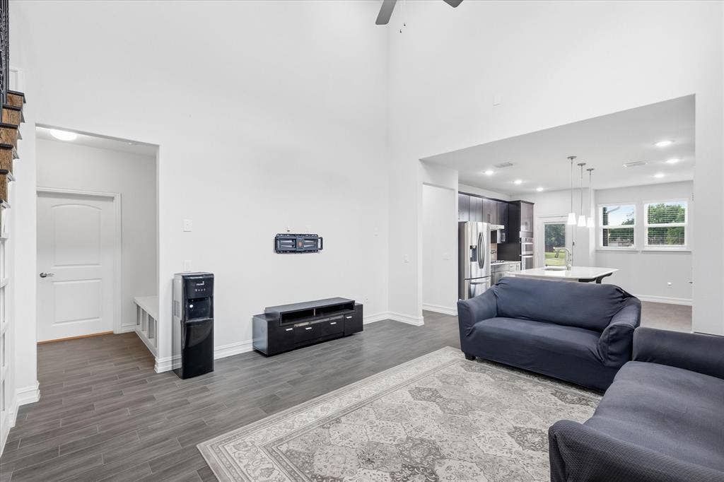 217 Jones Street, Irving, TX 75063 217 Jones Street, Irving, TX 75063