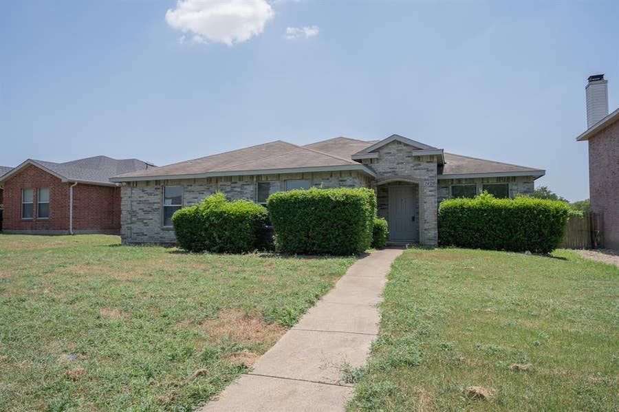 Property photo for 1420 Bumble Bee Drive, Lancaster, TX