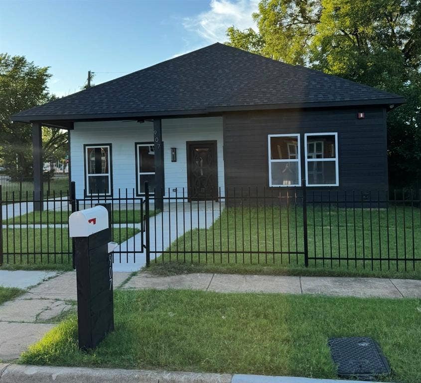 Property photo for 907 E Humbolt Street, Fort Worth, TX