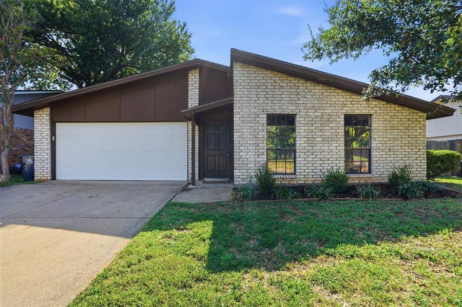 Property photo for 2711 Treeview Drive, Arlington, TX