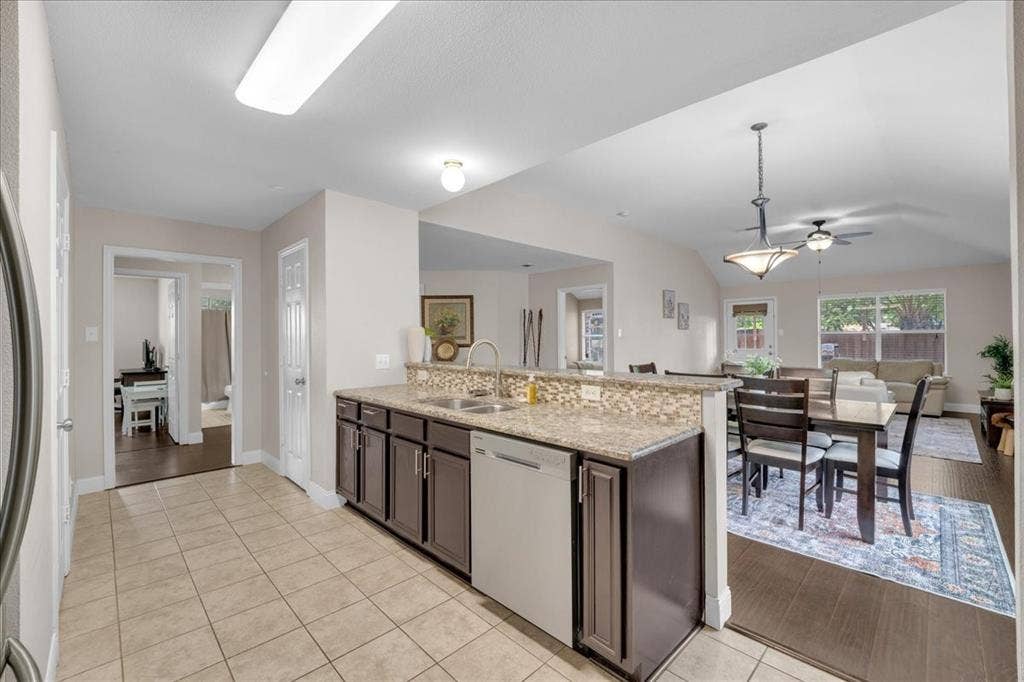 115 E Cason Street, Irving, TX 75061 115 E Cason Street, Irving, TX 75061