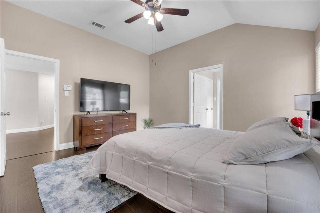 115 E Cason Street, Irving, TX 75061 115 E Cason Street, Irving, TX 75061
