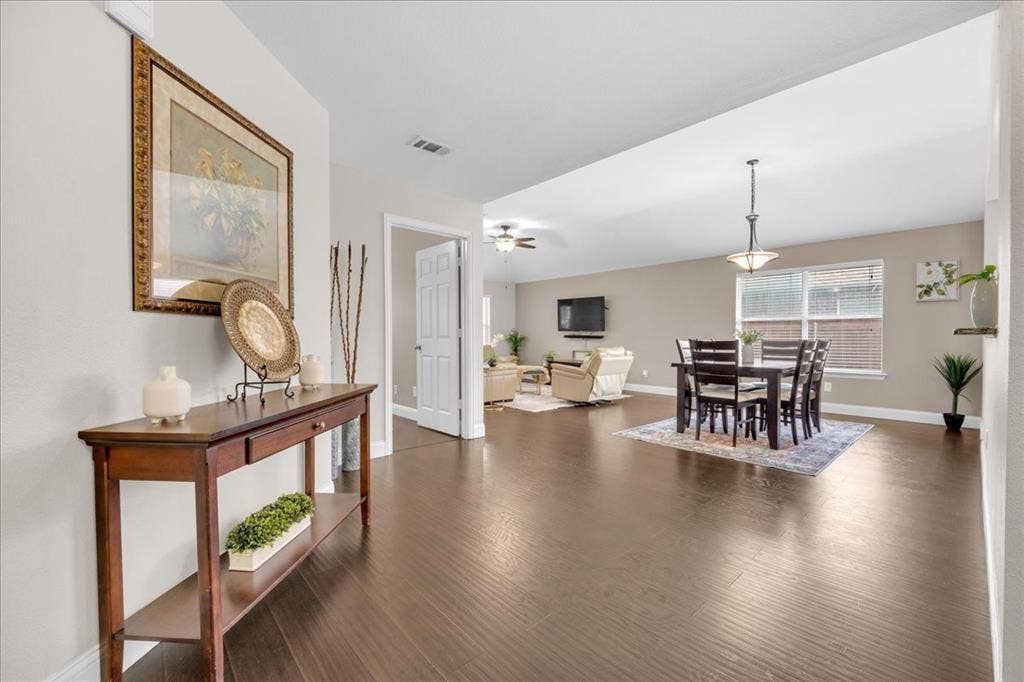 115 E Cason Street, Irving, TX 75061 115 E Cason Street, Irving, TX 75061