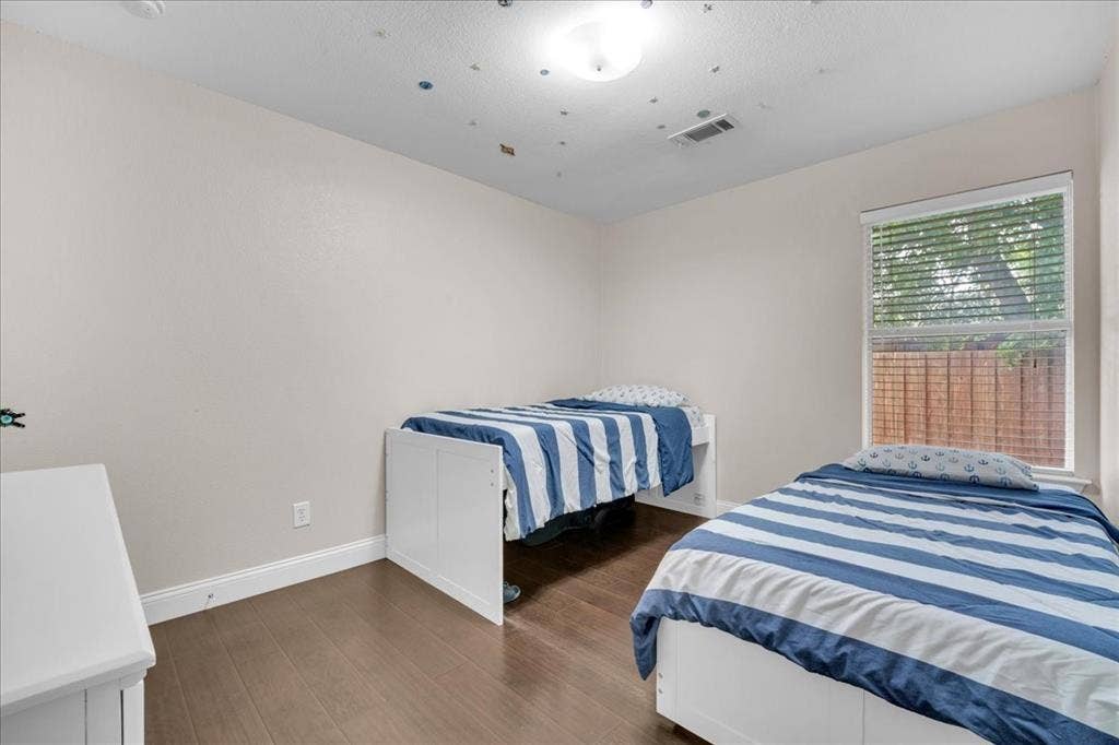 115 E Cason Street, Irving, TX 75061 115 E Cason Street, Irving, TX 75061