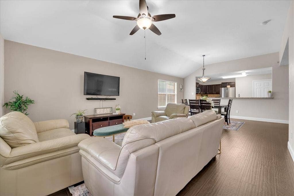 115 E Cason Street, Irving, TX 75061 115 E Cason Street, Irving, TX 75061