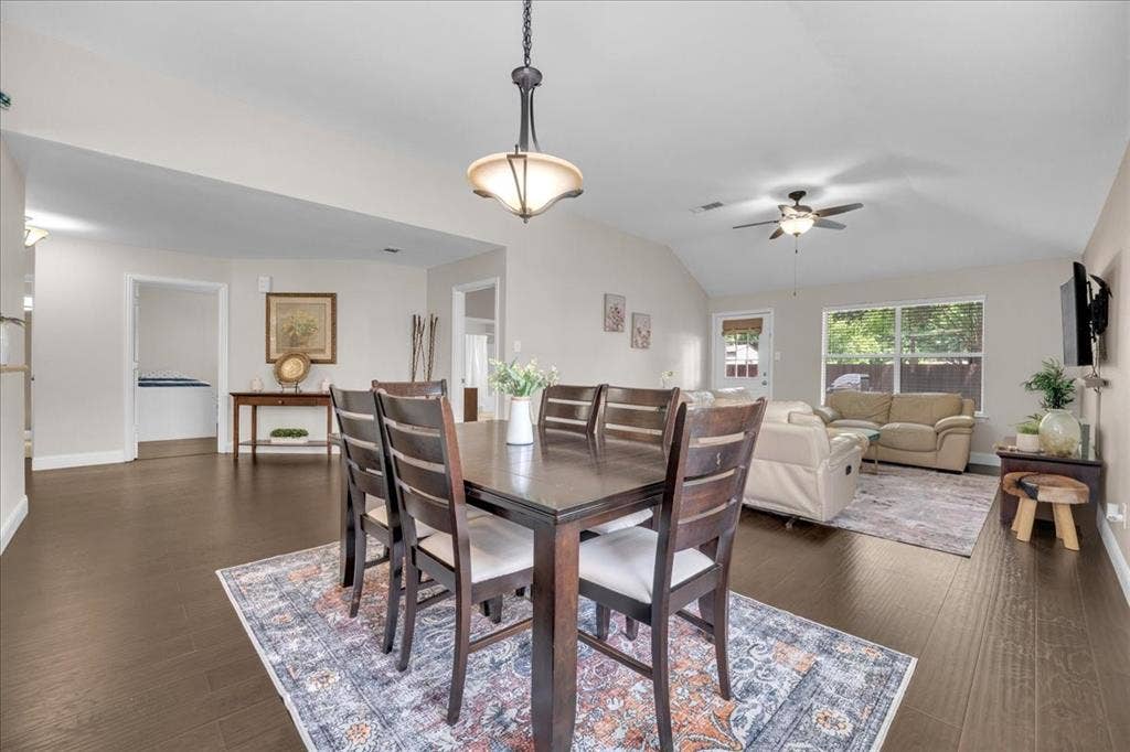 115 E Cason Street, Irving, TX 75061 115 E Cason Street, Irving, TX 75061