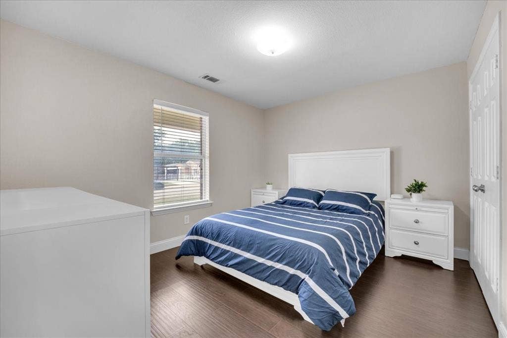 115 E Cason Street, Irving, TX 75061 115 E Cason Street, Irving, TX 75061