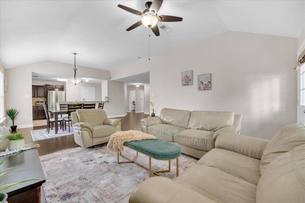 115 E Cason Street, Irving, TX 75061 115 E Cason Street, Irving, TX 75061