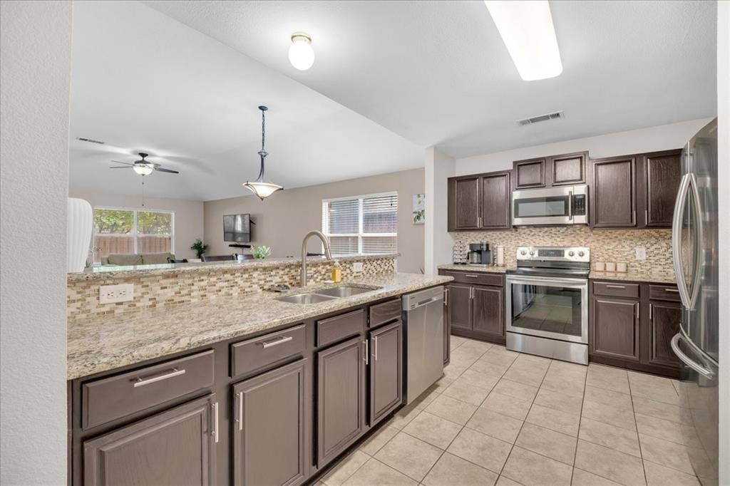 115 E Cason Street, Irving, TX 75061 115 E Cason Street, Irving, TX 75061