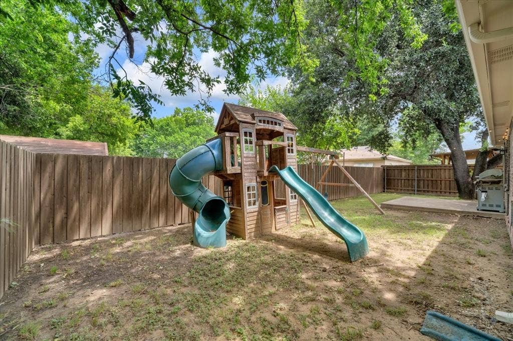 115 E Cason Street, Irving, TX 75061 115 E Cason Street, Irving, TX 75061