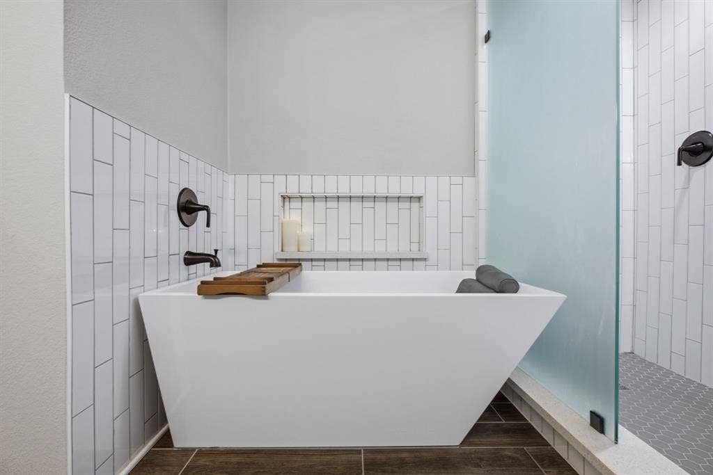 12932 Pearson Drive, Frisco, TX 75035 Fogged shower glass