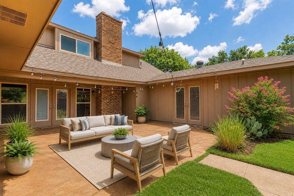 1433 Lincoln Place, Carrollton, TX 75006 virtually staged