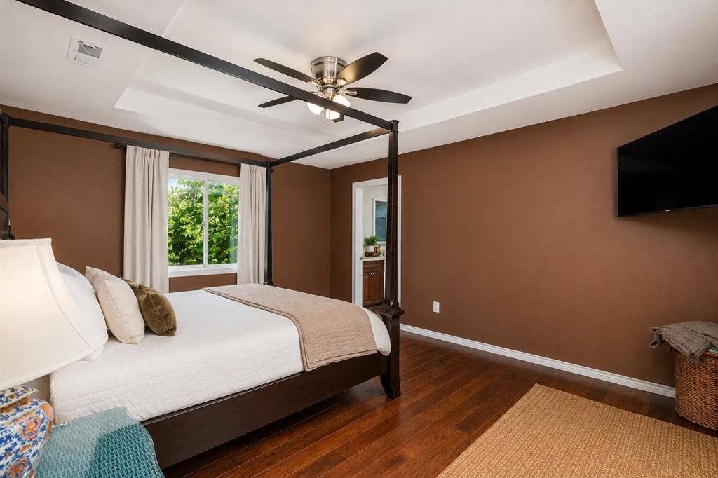 1433 Lincoln Place, Carrollton, TX 75006 main level primary bedroom