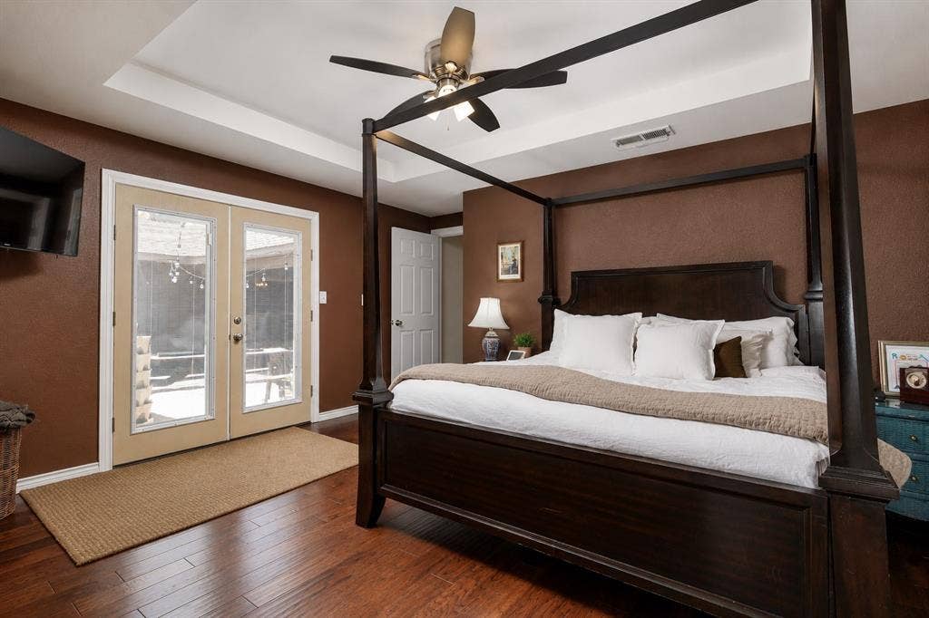 1433 Lincoln Place, Carrollton, TX 75006 main level primary bedroom with patio access