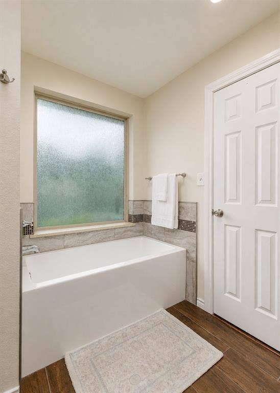 1433 Lincoln Place, Carrollton, TX 75006 main level primary bedroom bath