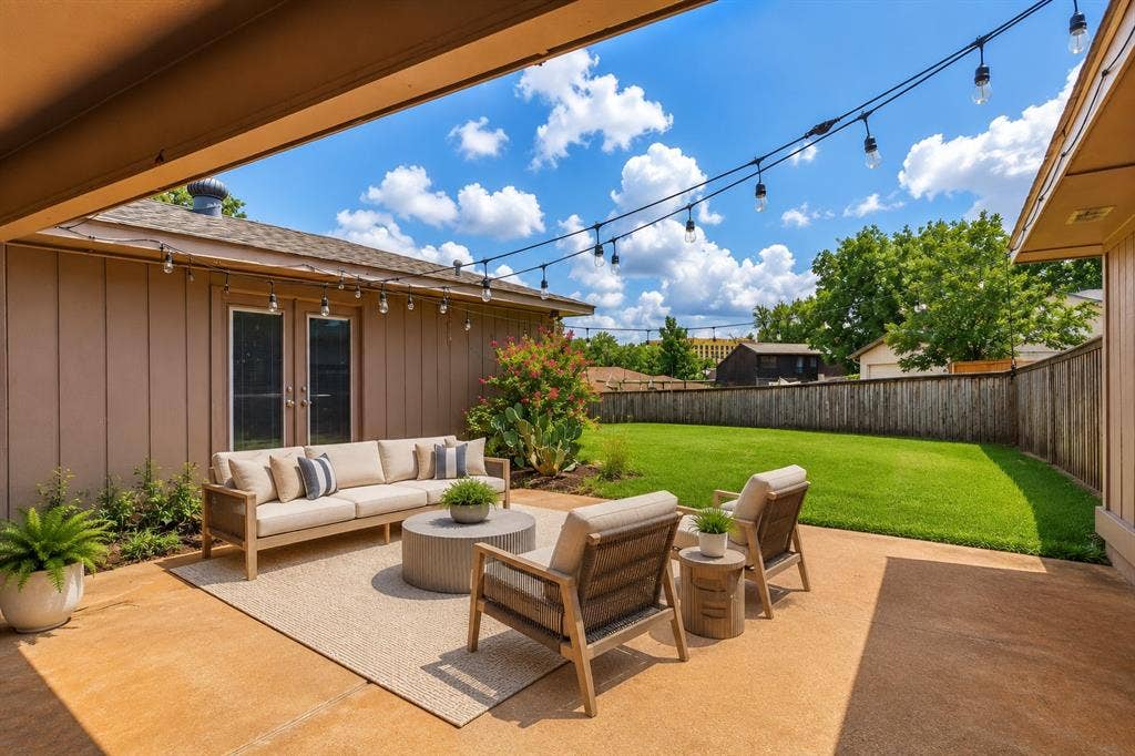 1433 Lincoln Place, Carrollton, TX 75006 virtually staged