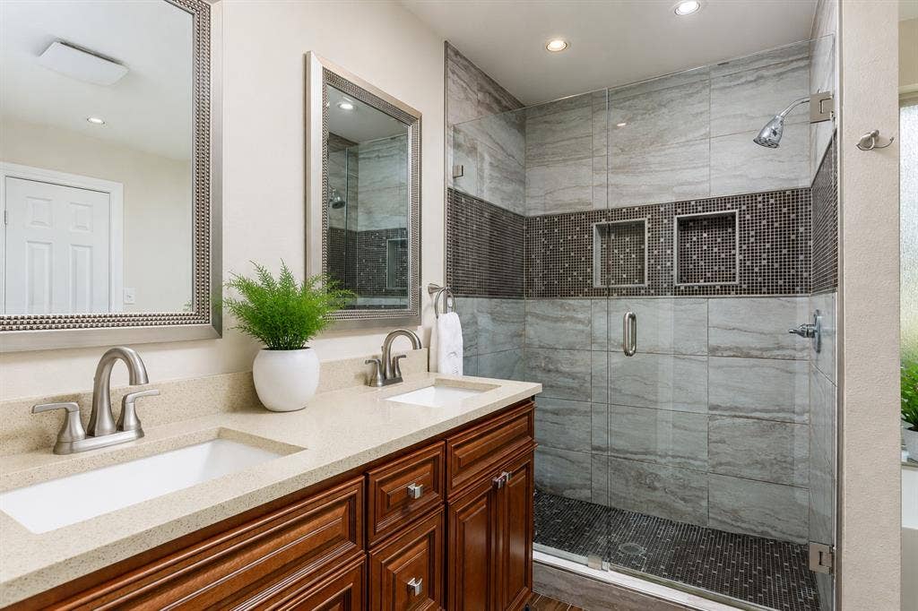 1433 Lincoln Place, Carrollton, TX 75006 main level primary bedroom full bath