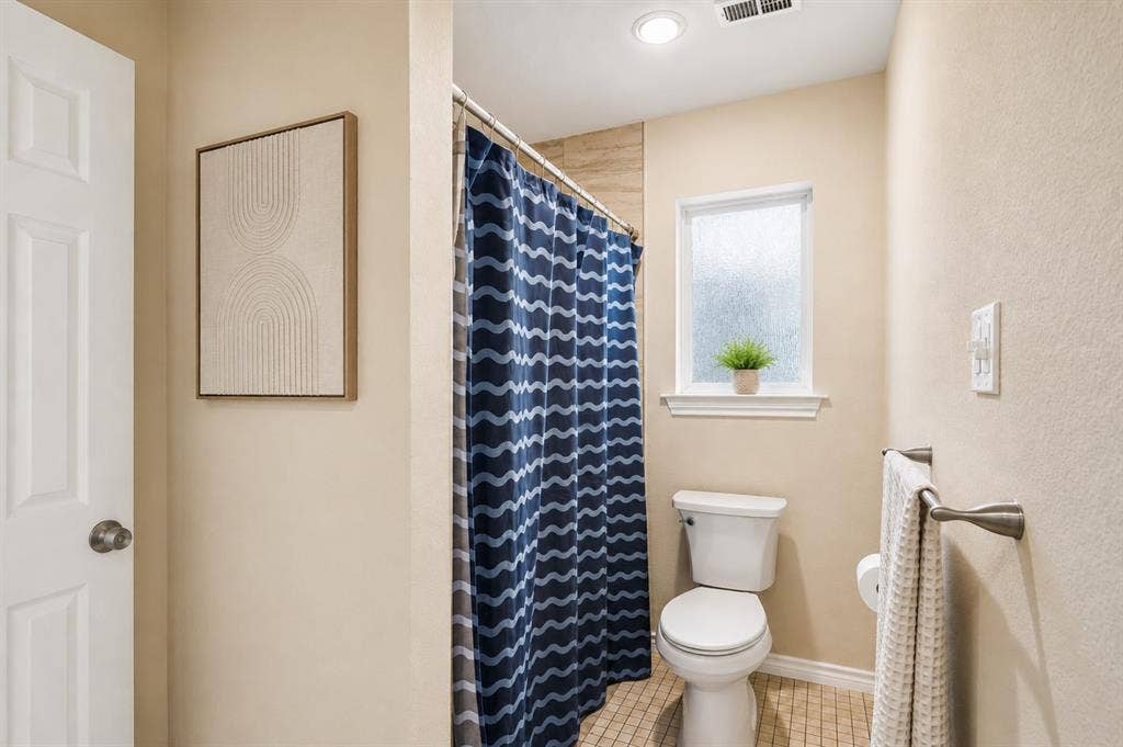 1433 Lincoln Place, Carrollton, TX 75006 jack & jill full bathroom