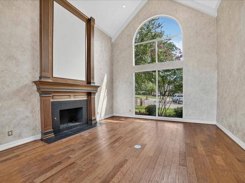 5201 Windjammer Road, Plano, TX 75093 Vaulted ceilings complement the large arched window