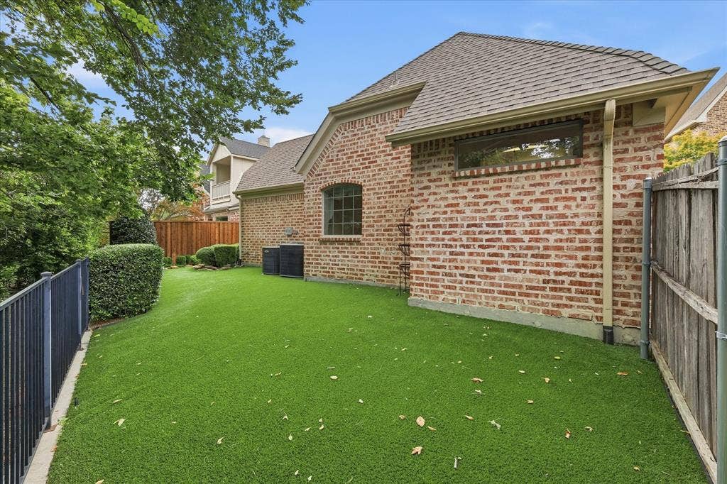 Easy maintenance artificial turf