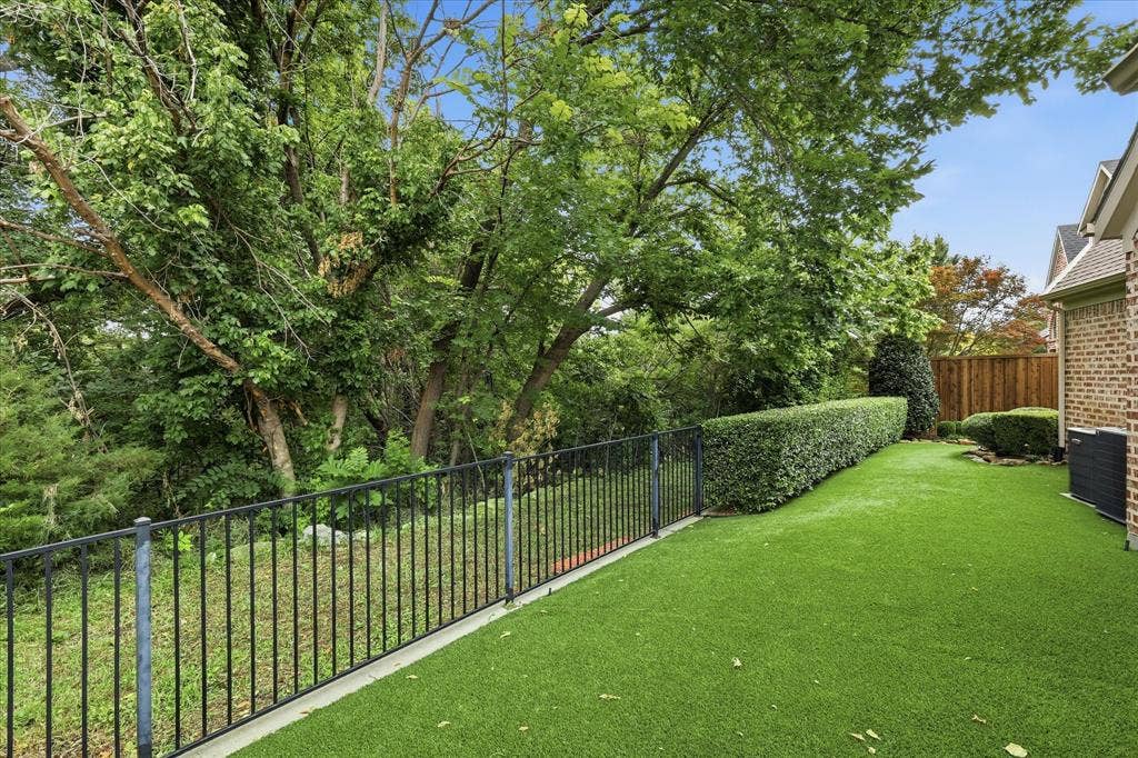 Easy maintenance artificial turf