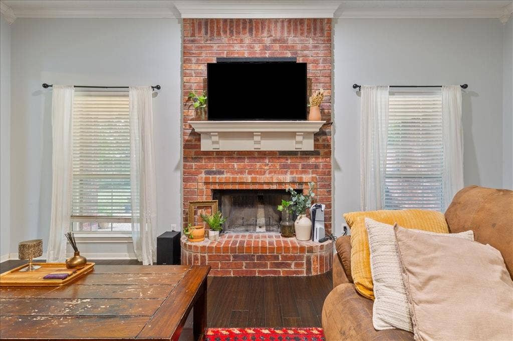 10308 Eagle Mountain Drive, Waco, TX 76712 Brick fireplace with a white mantle
