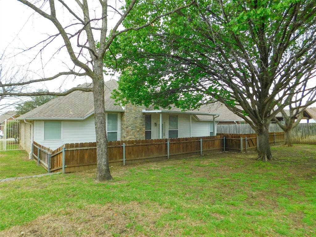 502 Hillcrest Lane, Krum, TX 76249