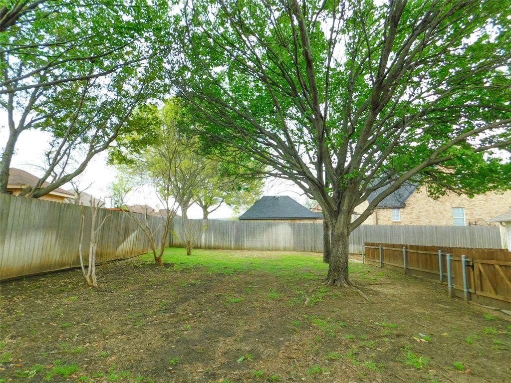 502 Hillcrest Lane, Krum, TX 76249
