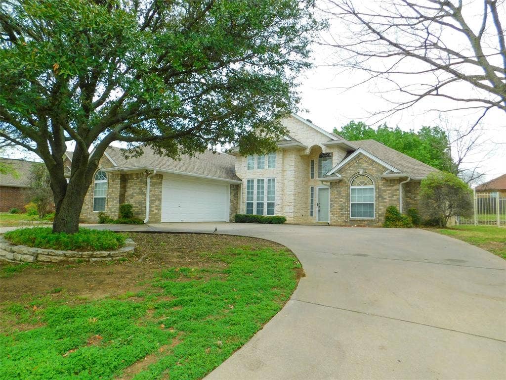 502 Hillcrest Lane, Krum, TX 76249