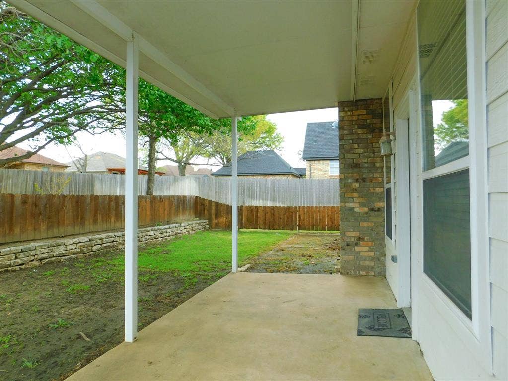 502 Hillcrest Lane, Krum, TX 76249