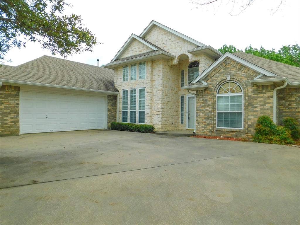 502 Hillcrest Lane, Krum, TX 76249