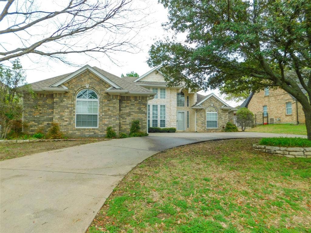 502 Hillcrest Lane, Krum, TX 76249