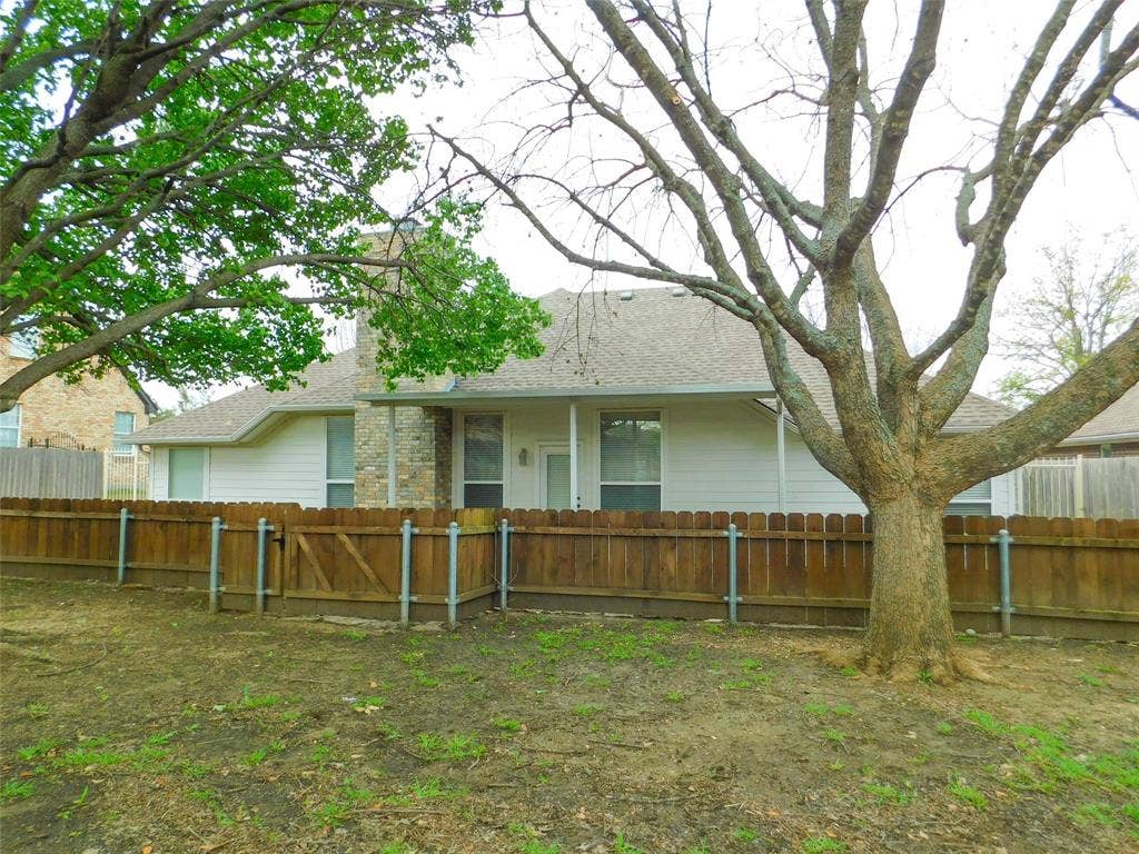 502 Hillcrest Lane, Krum, TX 76249