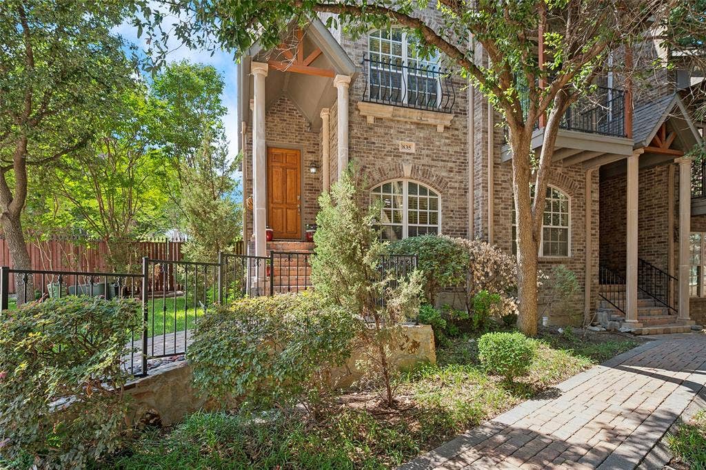 Inviting patio to enjoy!