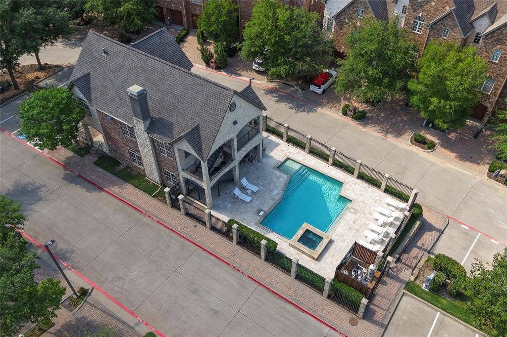 Communty pool and clubhouse