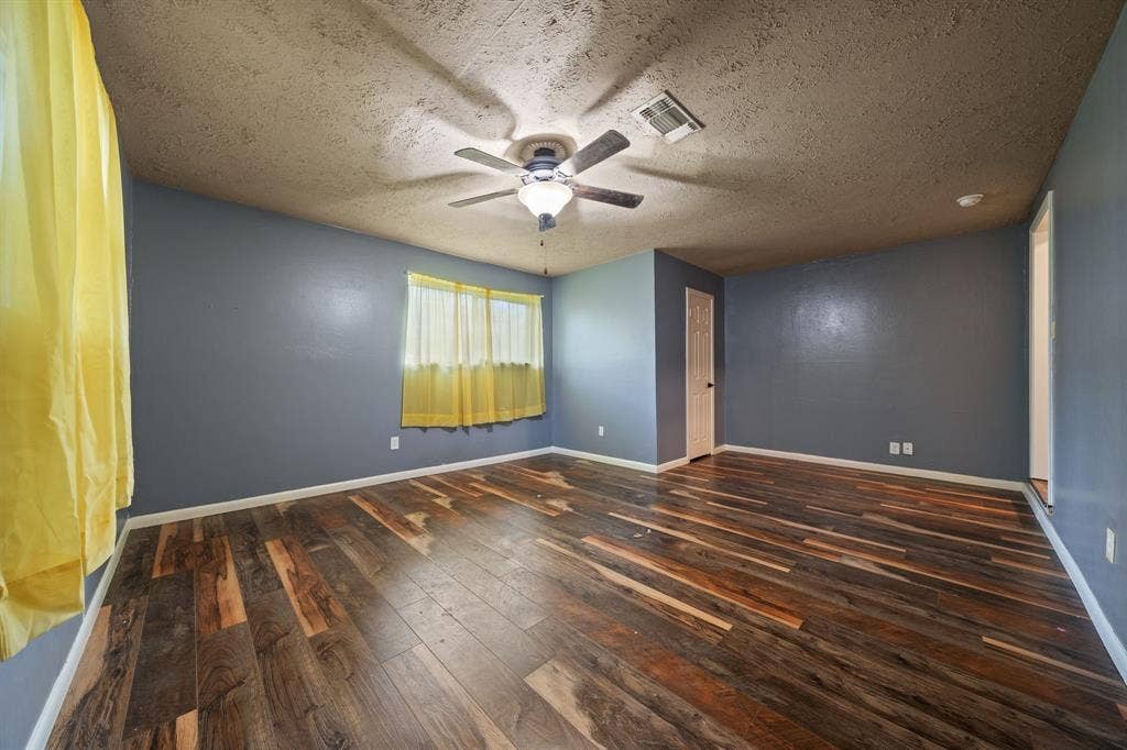 1217 W Redbud Drive, Hurst, TX 76053 1217 W Redbud Drive, Hurst, TX 76053