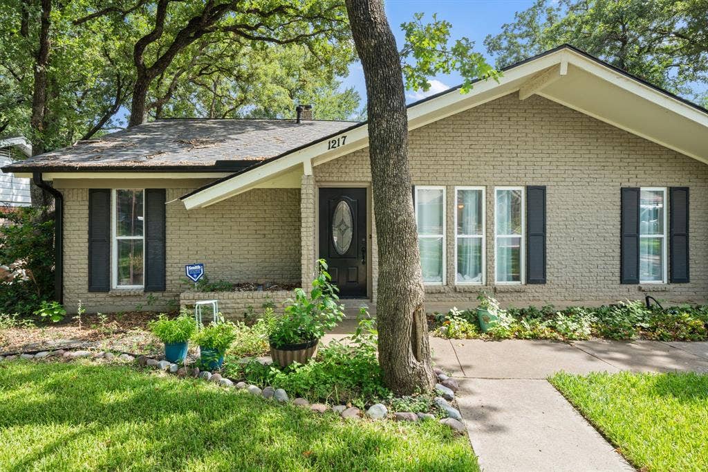 1217 W Redbud Drive, Hurst, TX 76053 1217 W Redbud Drive, Hurst, TX 76053