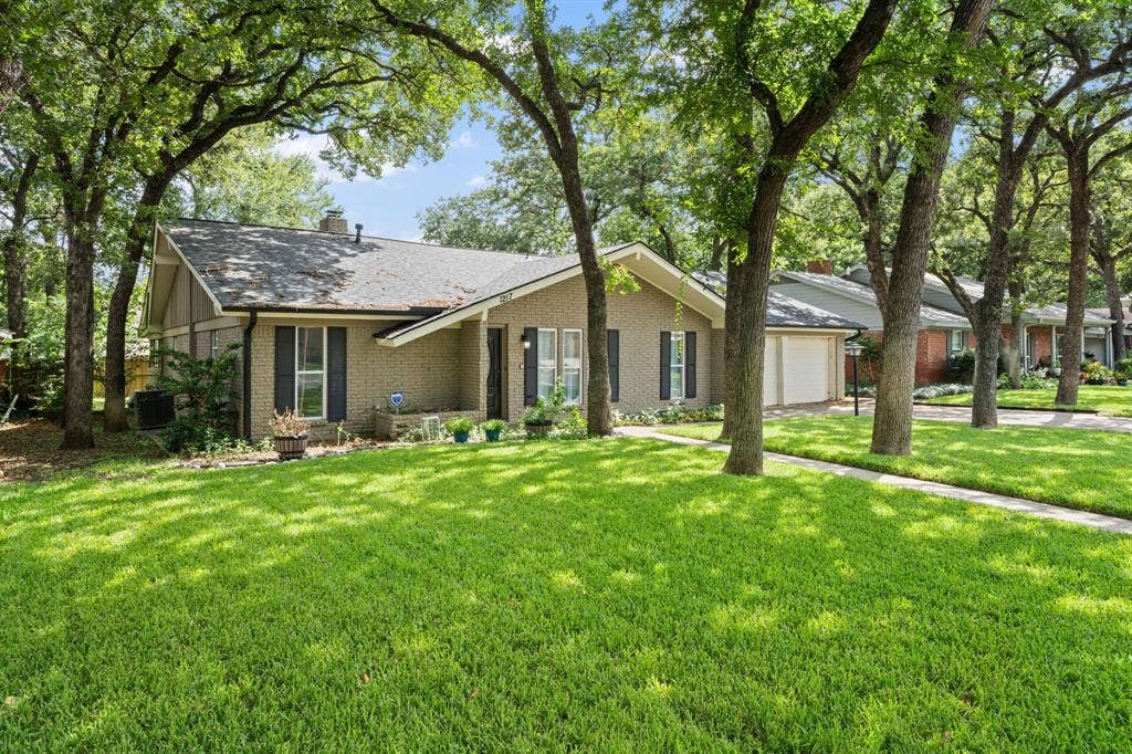 1217 W Redbud Drive, Hurst, TX 76053 1217 W Redbud Drive, Hurst, TX 76053
