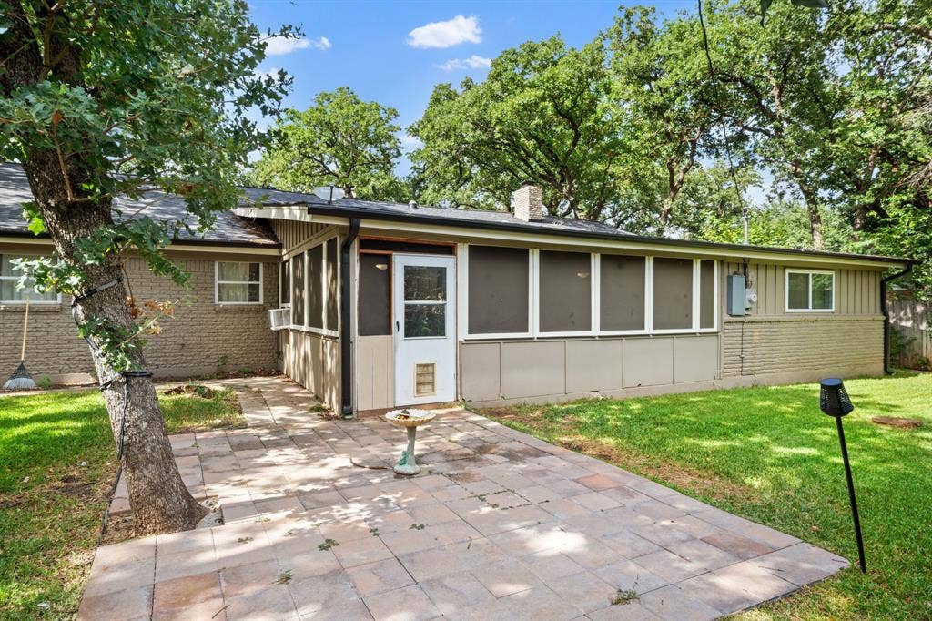 1217 W Redbud Drive, Hurst, TX 76053 1217 W Redbud Drive, Hurst, TX 76053