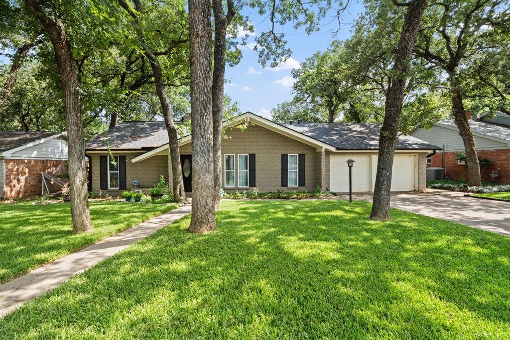 1217 W Redbud Drive, Hurst, TX 76053 1217 W Redbud Drive, Hurst, TX 76053