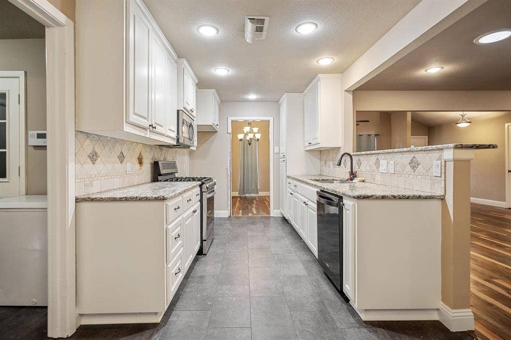 1217 W Redbud Drive, Hurst, TX 76053 1217 W Redbud Drive, Hurst, TX 76053