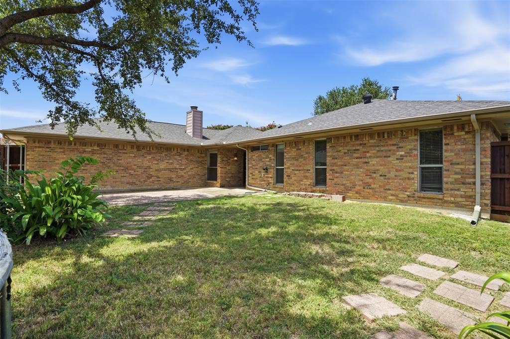 1000 Lexington Drive, Plano, TX 75075 Expansive backyard featuring a manicured lawn and mature trees