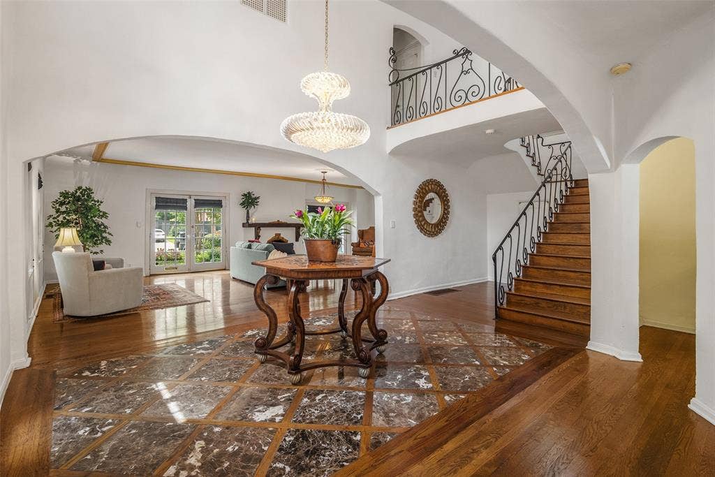 4310 Rawlins Street, Dallas, TX 75219 Soaring Foyer Ceilings