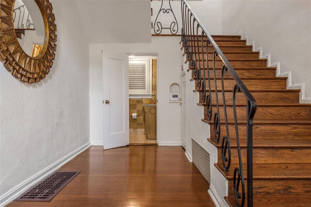 4310 Rawlins Street, Dallas, TX 75219 Powder Bath off Entrance